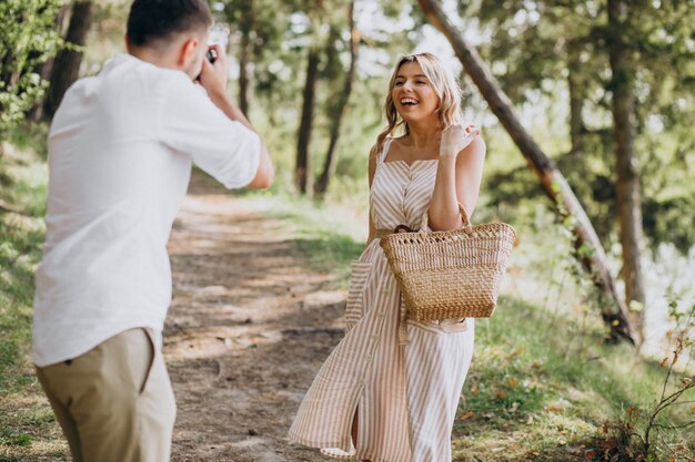 Pareja joven haciendo fotos en el bosque