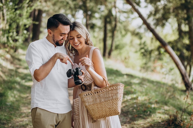 Pareja joven haciendo fotos en el bosque