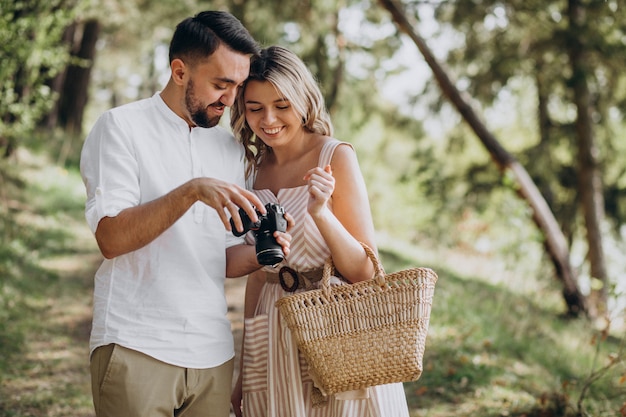 Pareja joven haciendo fotos en el bosque