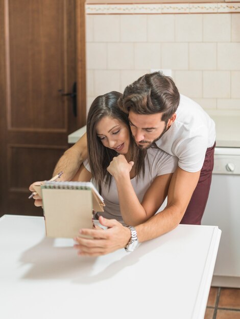 Pareja joven haciendo notas juntos