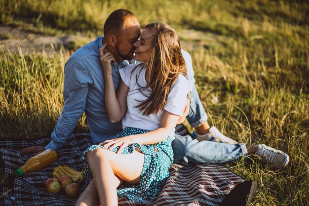 Pareja joven haciendo un picnic en el parque