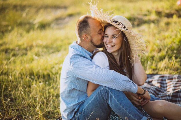 Pareja joven haciendo un picnic en el parque