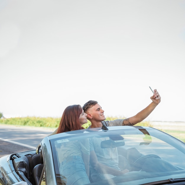 Foto gratuita pareja joven haciendo un road trip