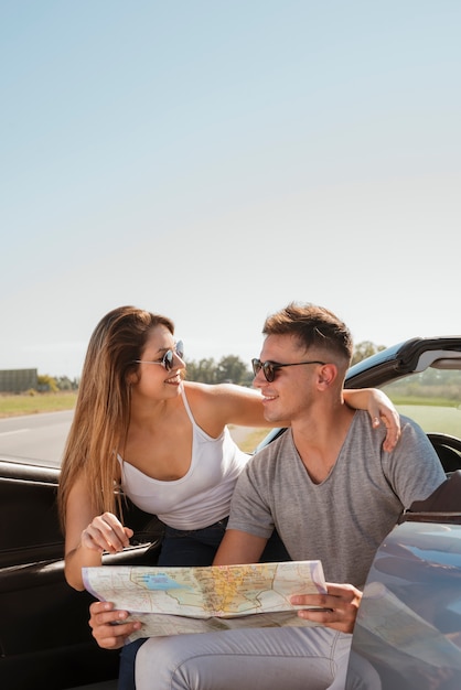 Pareja joven haciendo un road trip