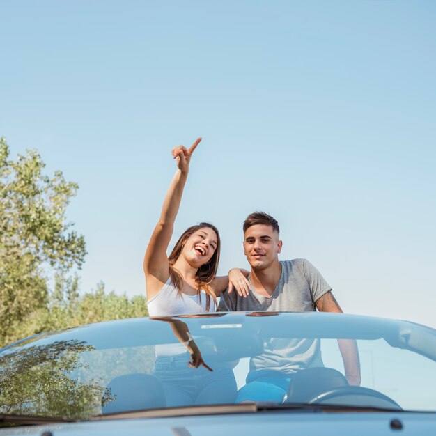 Pareja joven haciendo un road trip