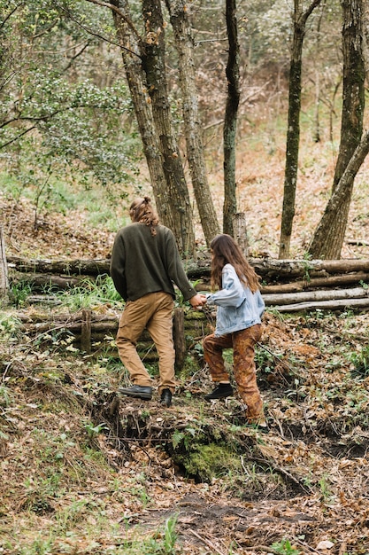 Pareja joven haciendo senderismo en un bosque