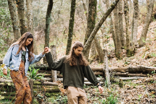 Pareja joven haciendo senderismo en un bosque