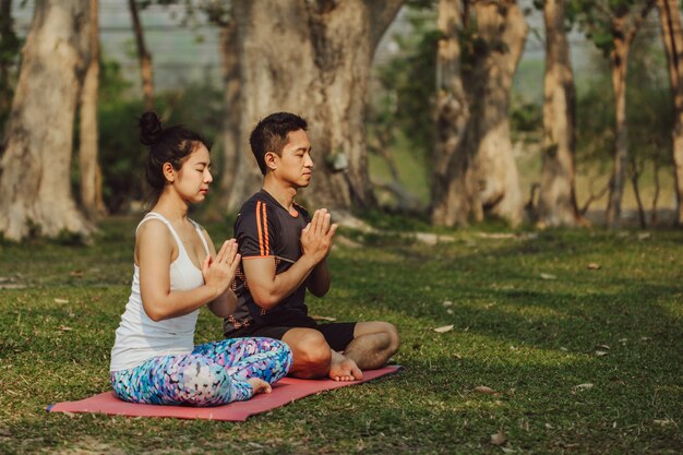 Pareja joven haciendo yoga