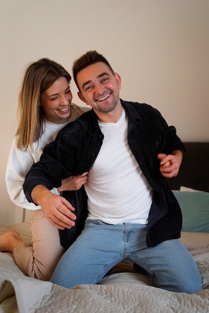 Una pareja joven haciéndose reír haciéndose cosquillas
