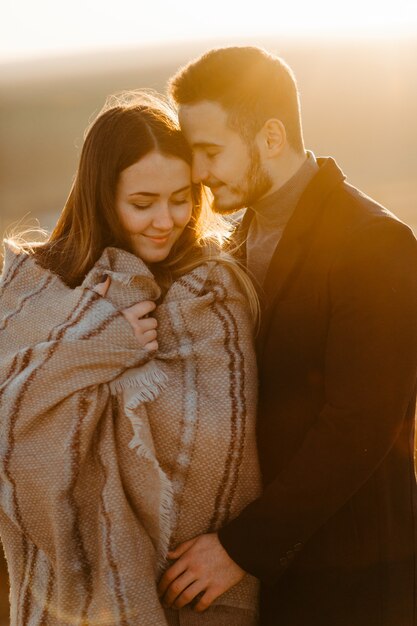 Pareja joven y hermosa caminando al aire libre en un día soleado