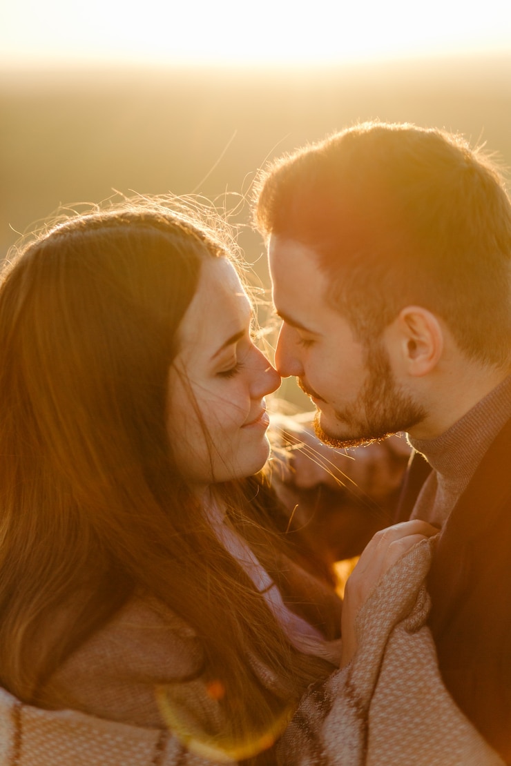 Foto gratuito pareja joven y hermosa caminando al aire libre en un día soleado