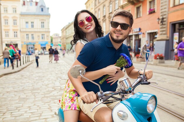 Pareja joven hermosa hipster montando en moto calle de la ciudad