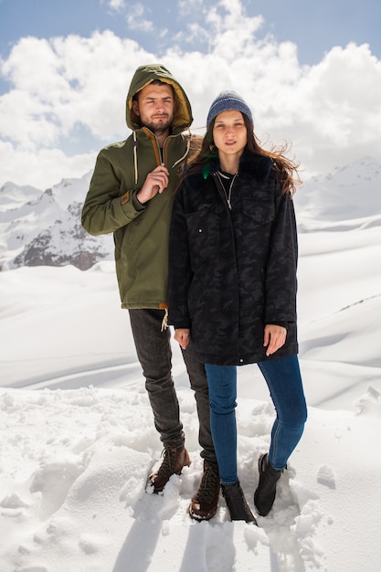 Pareja joven hermosa hipster senderismo en las montañas, viajes de vacaciones de invierno, hombre mujer enamorada