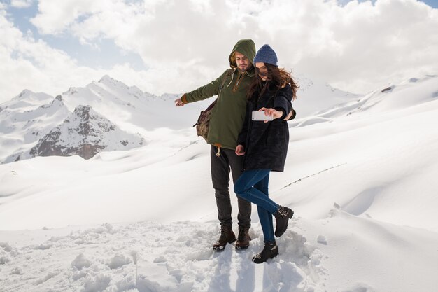 Pareja joven hermosa hipster senderismo en las montañas, viajes de vacaciones de invierno, hombre mujer enamorada