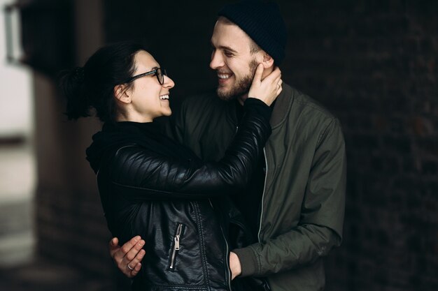 Pareja joven hermosa posando en la calle