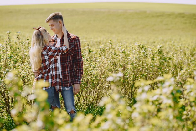 Pareja joven hombre y mujer en un campo de verano