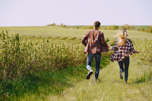 Pareja joven hombre y mujer en un campo de verano