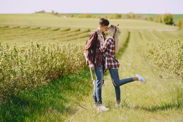 Pareja joven hombre y mujer en un campo de verano