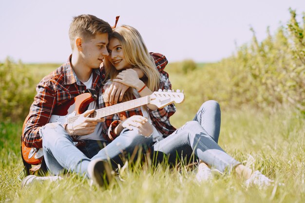 Pareja joven hombre y mujer en un campo de verano