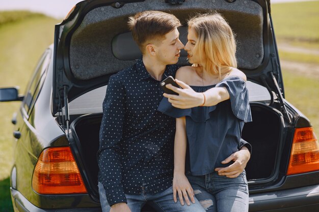 Pareja joven hombre y mujer en un campo de verano