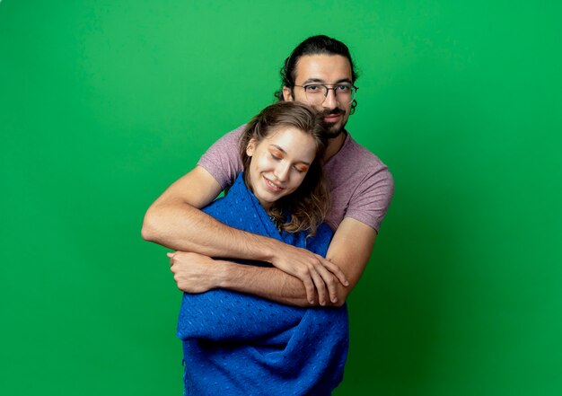 pareja joven, hombre y mujer, feliz, enamorado, hansome, hombre, abrazar, el suyo, amada novia, con, manta, posición, encima, pared verde