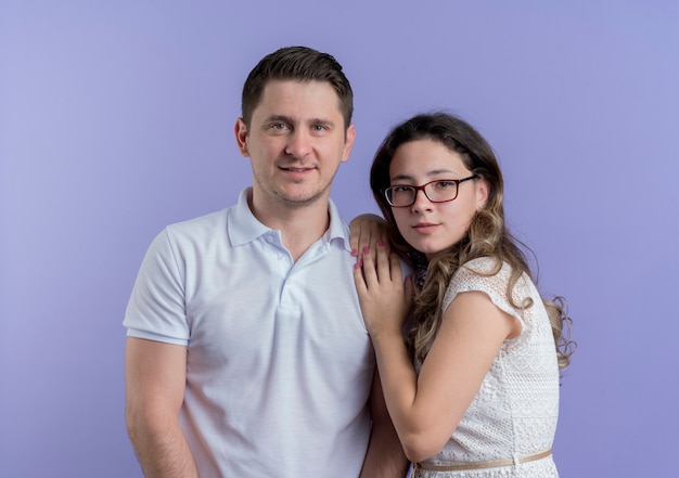 Pareja joven, hombre y mujer, posición, juntos, feliz, enamorado, encima, pared azul