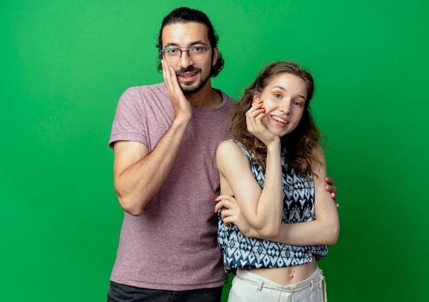 pareja joven, hombre y mujer, sonriente, feliz y positivo, posición, encima, pared verde