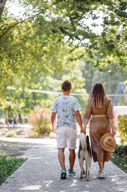 Pareja joven y husky