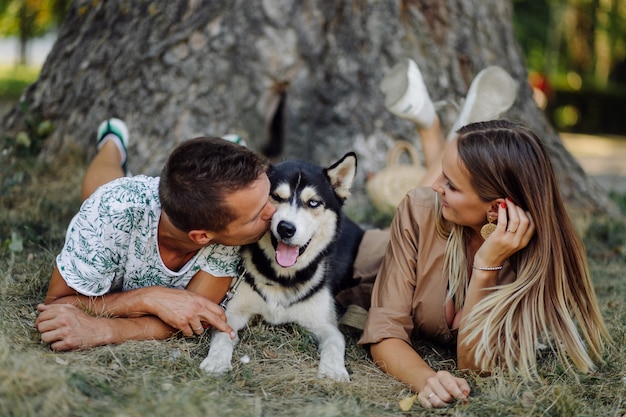 Pareja joven y husky