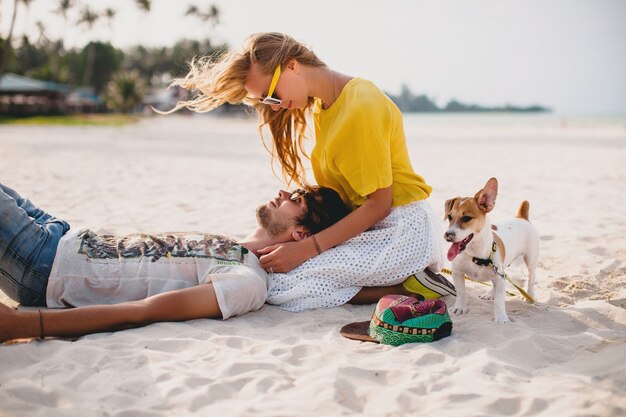 Pareja joven inconformista con estilo en el amor en la playa tropical durante las vacaciones