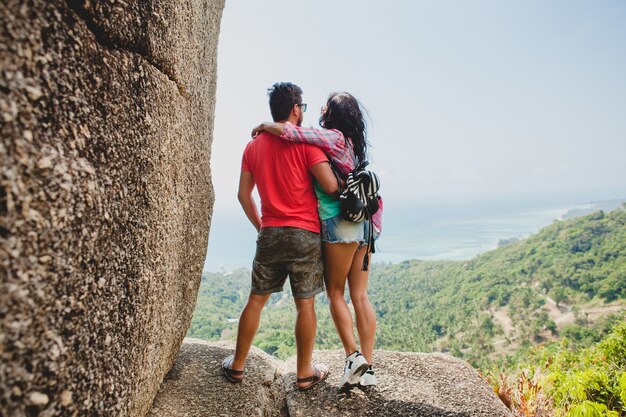 Pareja joven inconformista feliz enamorado viajando alrededor del mundo