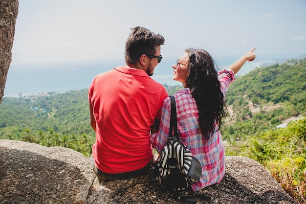 Pareja joven inconformista feliz enamorado viajando alrededor del mundo