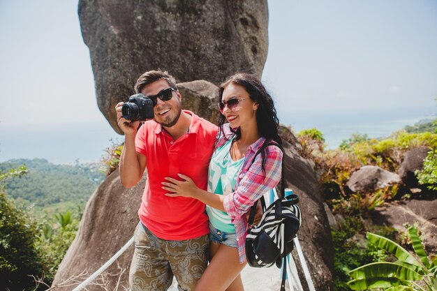 Pareja joven inconformista feliz enamorado viajando alrededor del mundo