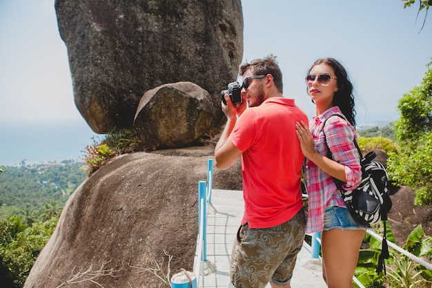 Pareja joven inconformista feliz enamorado viajando alrededor del mundo