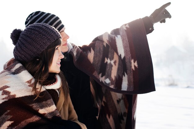 Pareja joven, en, invierno