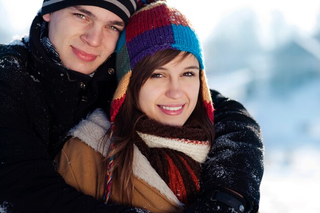 Pareja joven, en, invierno