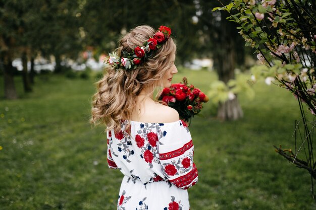 Pareja joven en un jardín floreciente