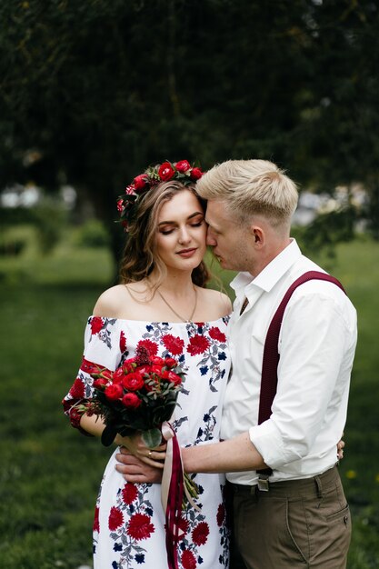 Pareja joven en un jardín floreciente