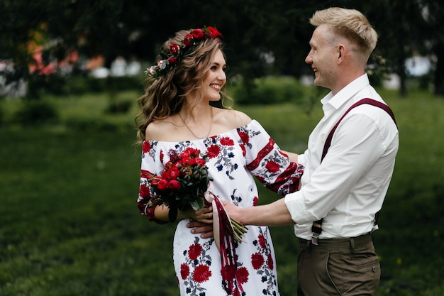 Pareja joven en un jardín floreciente