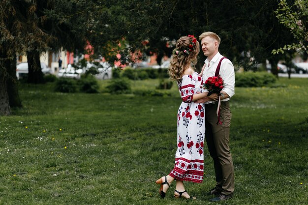 Pareja joven en un jardín floreciente