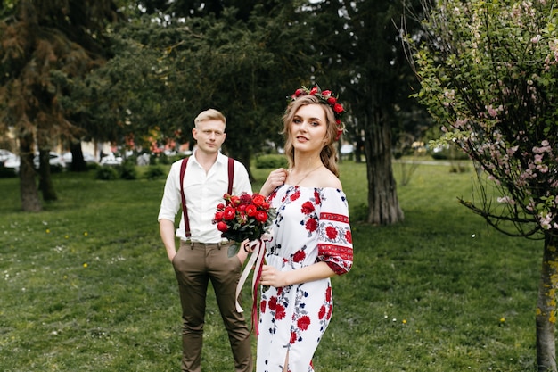 Pareja joven en un jardín floreciente