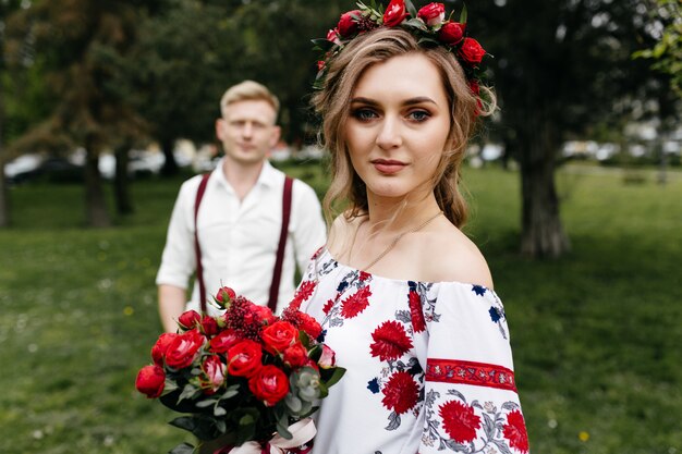 Pareja joven en un jardín floreciente