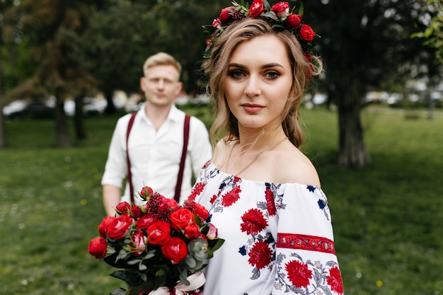 Pareja joven en un jardín floreciente