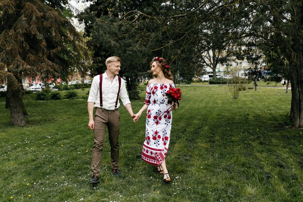 Pareja joven en un jardín floreciente