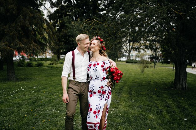 Pareja joven en un jardín floreciente