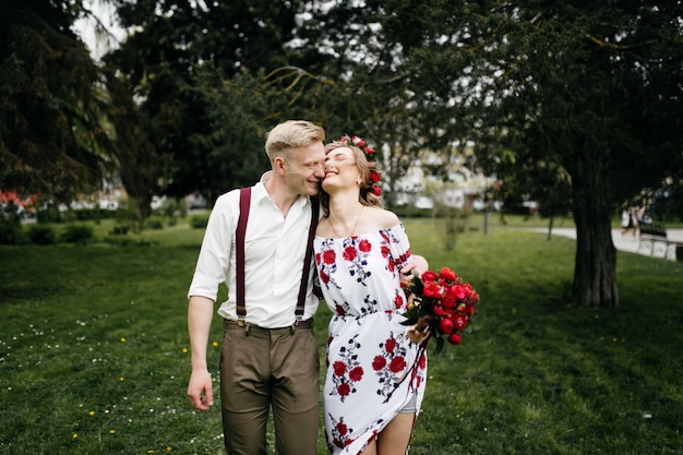 Pareja joven en un jardín floreciente