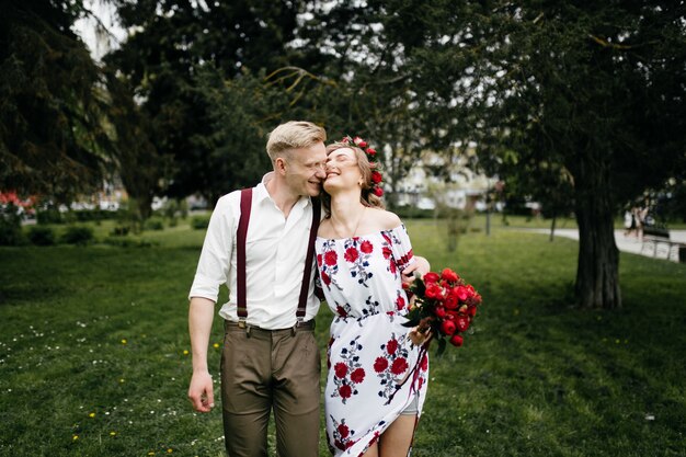 Pareja joven en un jardín floreciente