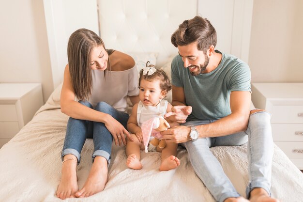 Pareja joven jugando con bebé