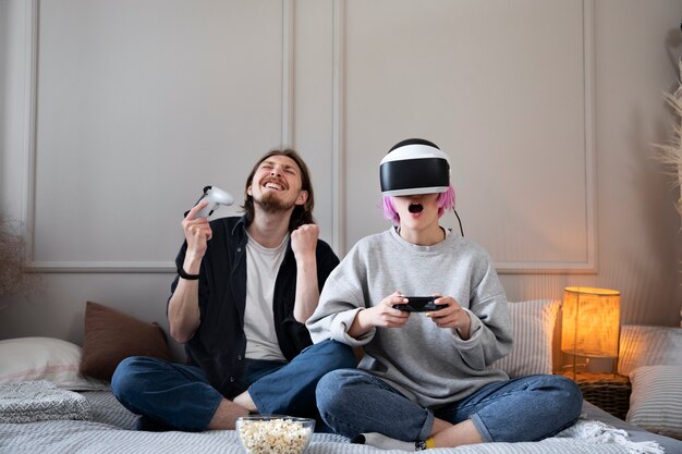 Pareja joven jugando un juego de realidad virtual