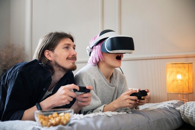 Pareja joven jugando un juego de realidad virtual